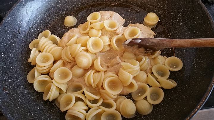 Orecchiette con crema di funghi preparazione 7